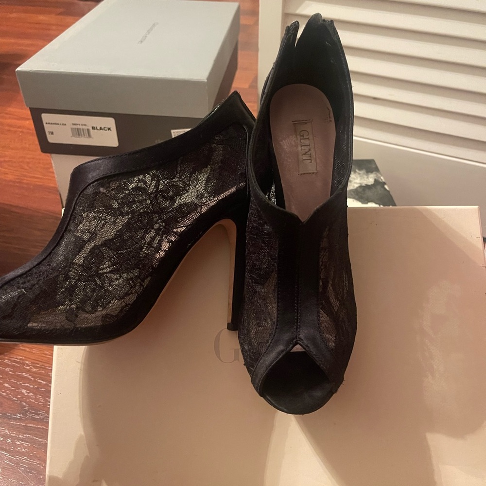 Beautiful lace Glint shoe. Size 7.